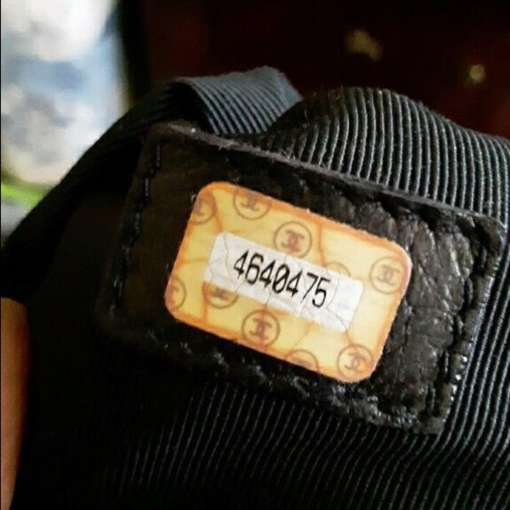 Vintage CHANEL Black Calfskin ToteBag - Picture 6 of 6